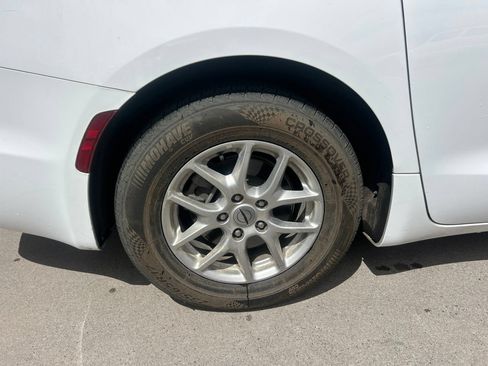 Used 2025 Chrysler Pacifica Select FWD image 3