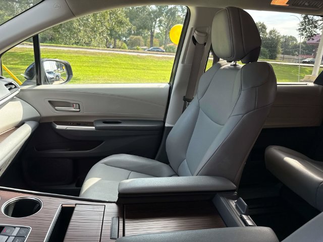 Used 2024 Toyota Sienna XLE FWD image 19
