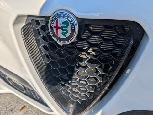 Used 2023 Alfa Romeo Stelvio Estrema image 24