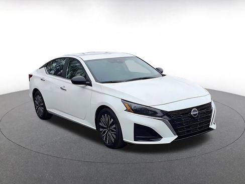 Used 2025 Nissan Altima 2.5 SV image 3