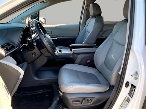 Certified 2022 Toyota Sienna Limited FWD image 7