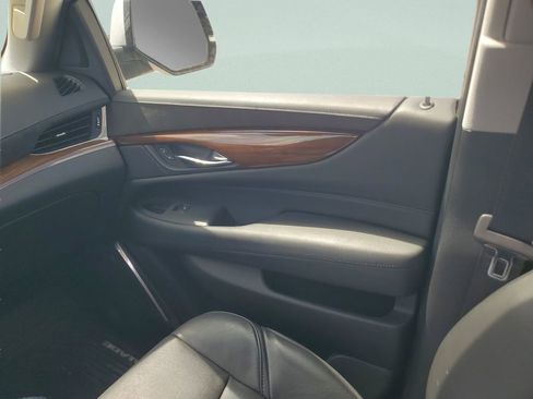 Used 2019 Cadillac Escalade Luxury AWD/4WD image 13