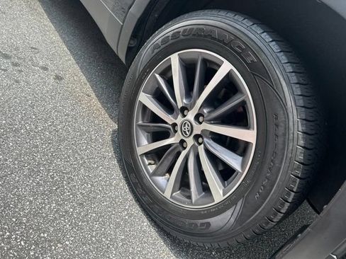 Used 2019 Toyota Highlander XLE AWD/4WD image 6