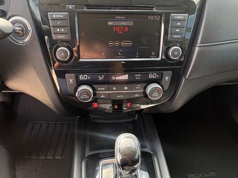 Used 2018 Nissan Rogue SV FWD image 18