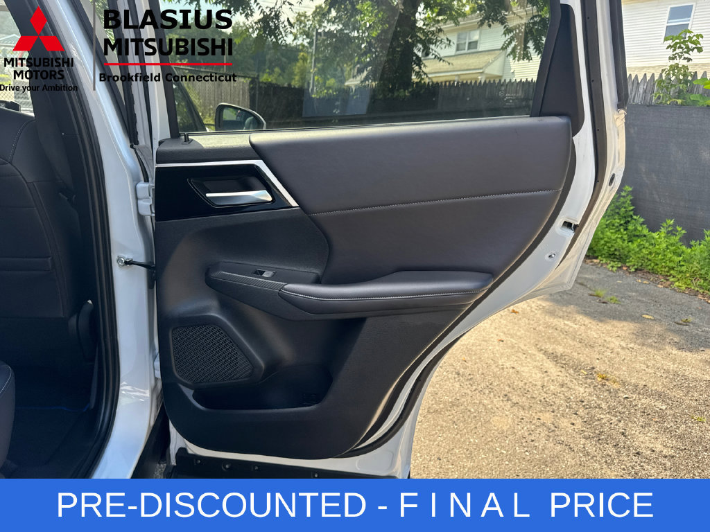 Used 2024 Mitsubishi Outlander 4WD Plug-In Hybrid image 23