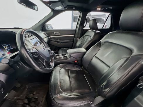 Used 2018 Ford Explorer XLT image 11