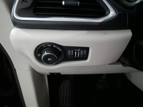 Used 2018 Chrysler Pacifica Limited FWD image 26