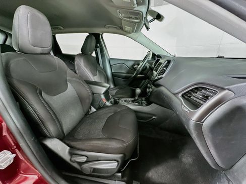 Used 2019 Jeep Cherokee Latitude w/ Cold Weather Group AWD/4WD image 28