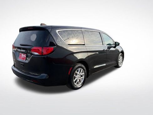 Used 2022 Chrysler Voyager LX FWD image 8