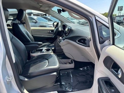 Used 2023 Chrysler Pacifica Touring-L FWD image 12