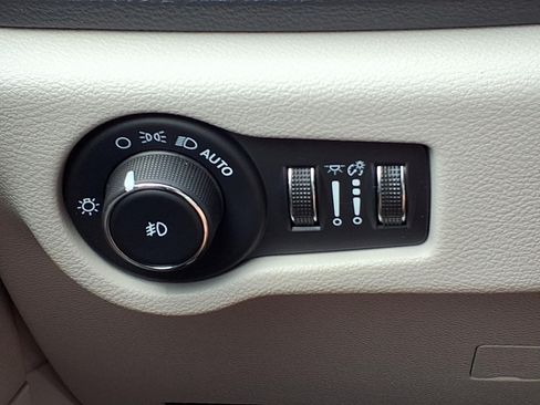 Certified 2023 Chrysler Pacifica Limited FWD image 22