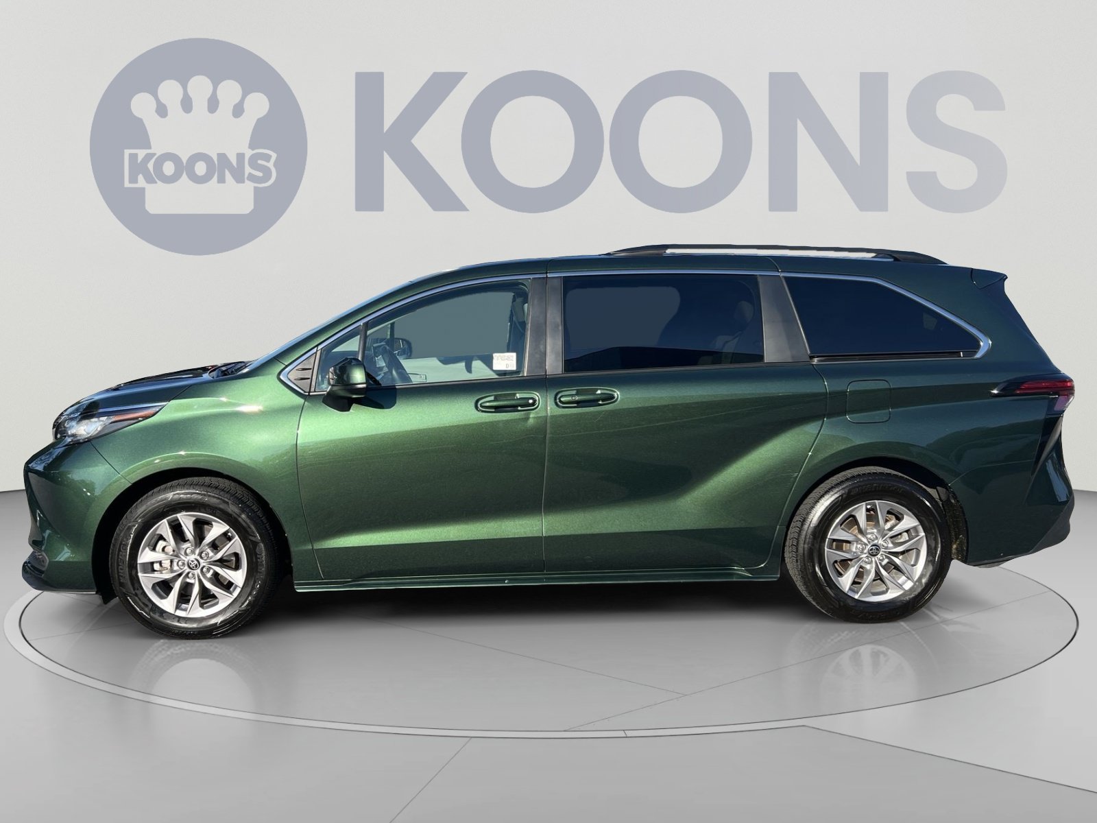 Used 2022 Toyota Sienna LE w/ LE Plus Package AWD/4WD image 2