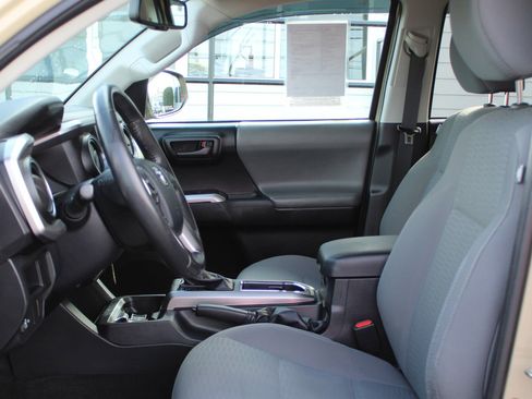 Used 2016 Toyota Tacoma SR5 w/ SR5 Appearance Package (SN) image 14