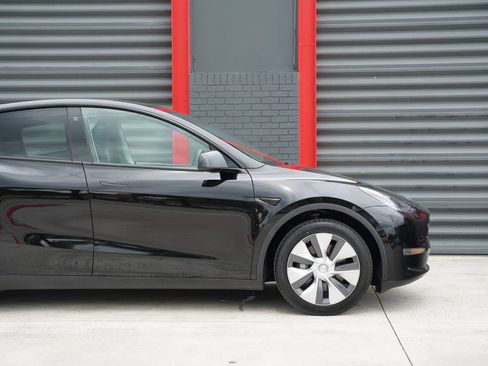 Used 2023 Tesla Model Y AWD image 3