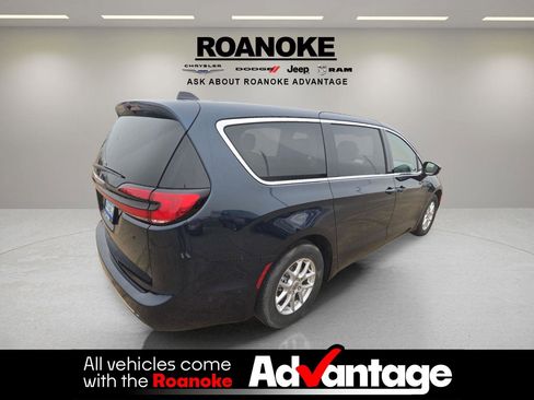 Used 2024 Chrysler Pacifica Touring-L image 5