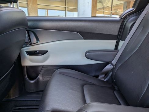 Used 2024 Kia Carnival LX image 27