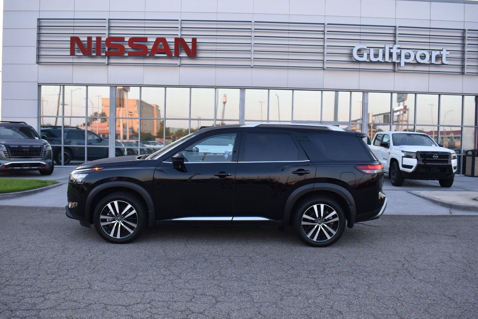 Used 2025 Nissan Pathfinder Platinum w/ Black Appearance Package FWD image 3