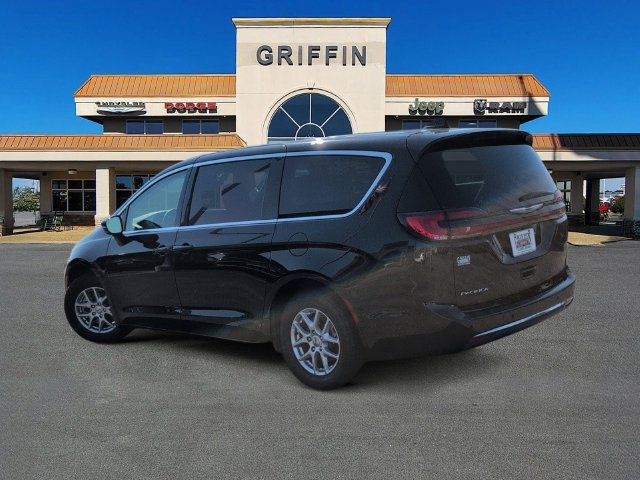 Used 2024 Chrysler Pacifica Touring-L FWD image 9