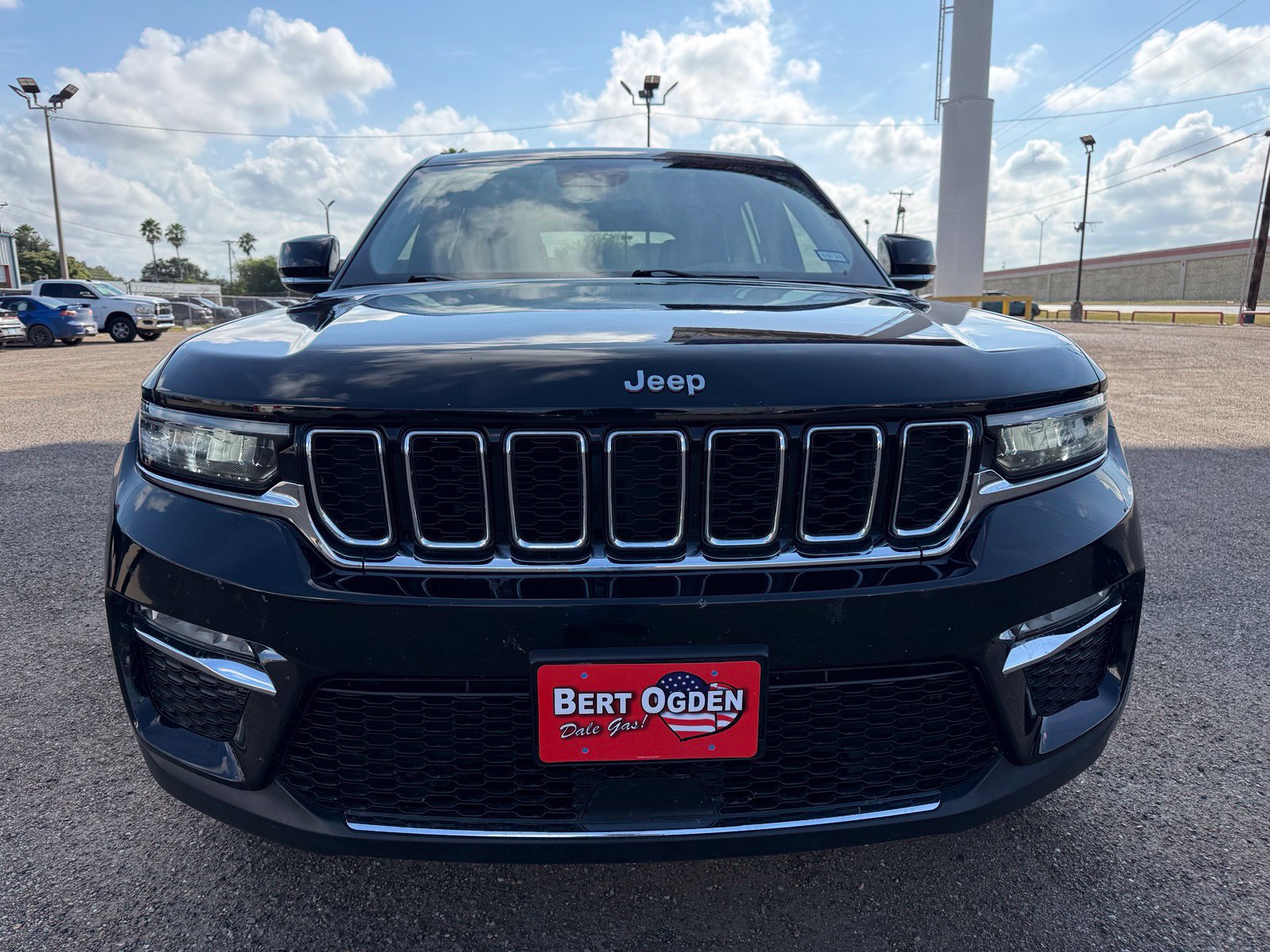 Used 2023 Jeep Grand Cherokee Limited w/ Trailer Tow Prep Group (B) RWD image 2