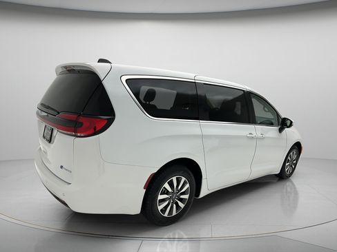 Used 2023 Chrysler Pacifica Touring-L FWD image 5