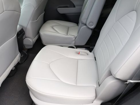 Used 2023 Toyota Highlander XLE FWD image 18