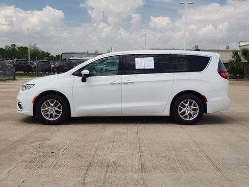 Used 2023 Chrysler Pacifica Touring-L FWD image 4