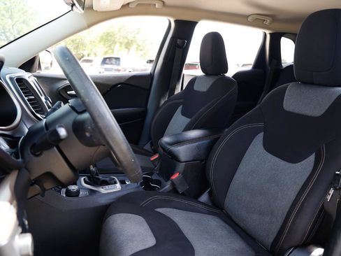 Used 2017 Jeep Cherokee Sport image 6