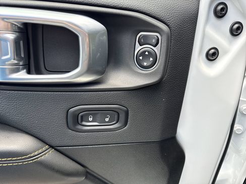 Used 2025 Jeep Wrangler Unlimited Sahara AWD/4WD image 14