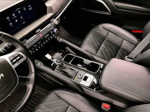 Used 2025 Kia Telluride AWD image 17