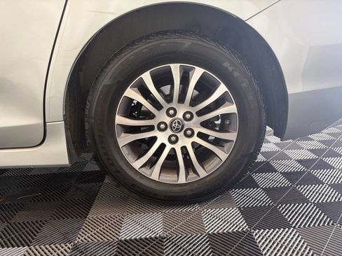 Used 2019 Toyota Sienna XLE FWD image 32