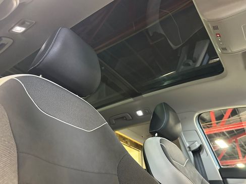 Used 2025 Volkswagen Taos SE w/ Panoramic Sunroof Package FWD image 16