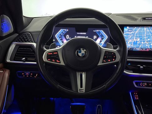 Used 2023 BMW X7 M60i w/ Climate Comfort Package image 32