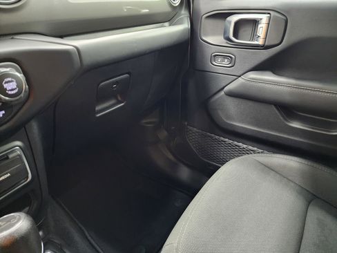 Used 2018 Jeep Wrangler Unlimited Sahara image 12