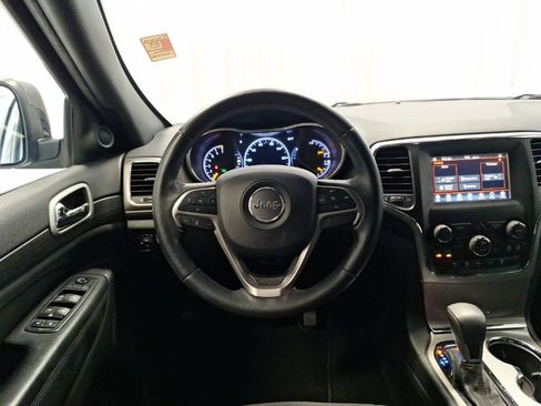Used 2019 Jeep Grand Cherokee Laredo w/ Security & Convenience Group image 3