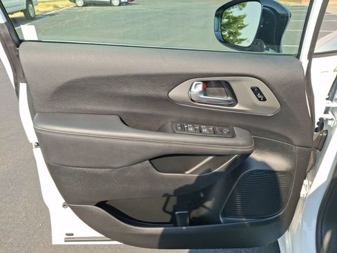 Certified 2025 Chrysler Pacifica Select AWD/4WD image 17