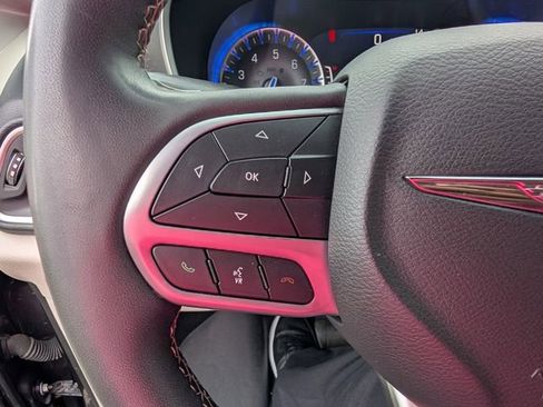 Used 2022 Chrysler Pacifica Touring-L FWD image 18