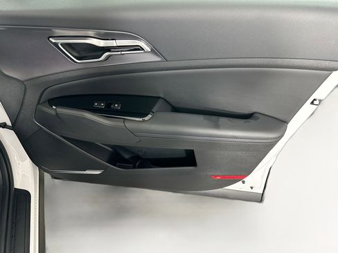 Used 2025 Kia Sportage SX image 32