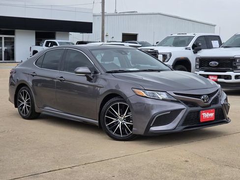 Used 2022 Toyota Camry SE FWD image 2