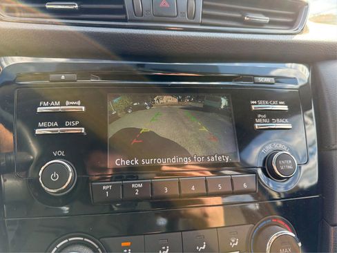 Used 2017 Nissan Rogue S image 31