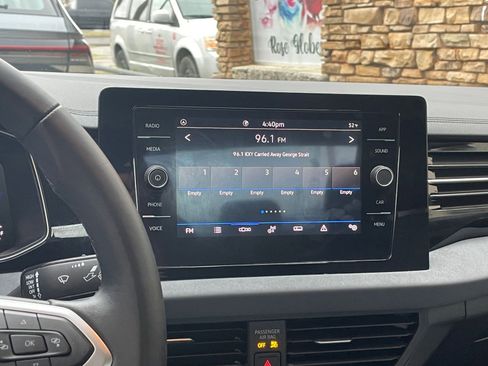 Used 2025 Volkswagen Jetta SE image 21