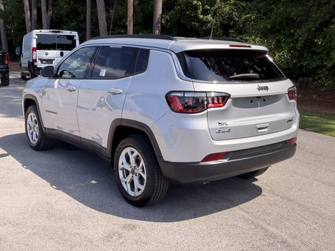 Used 2025 Jeep Compass Latitude AWD/4WD image 35