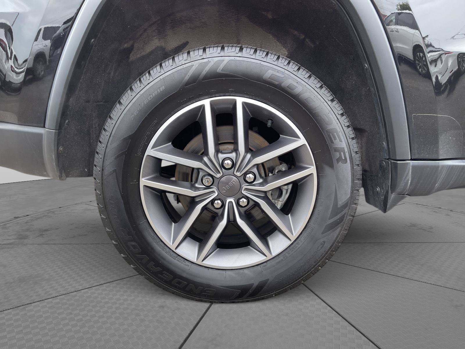 Used 2021 Jeep Grand Cherokee Limited AWD/4WD image 23