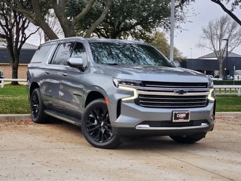Used 2021 Chevrolet Suburban LT image 2
