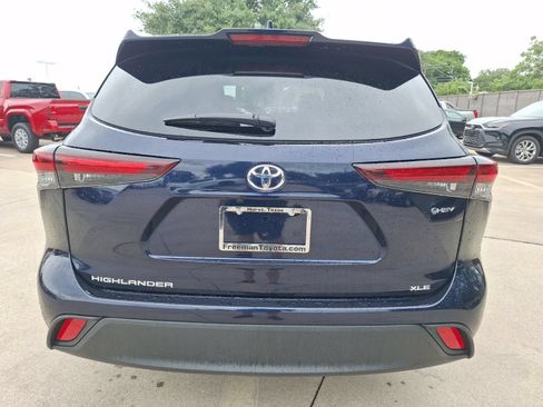 Used 2025 Toyota Highlander XLE AWD/4WD image 5