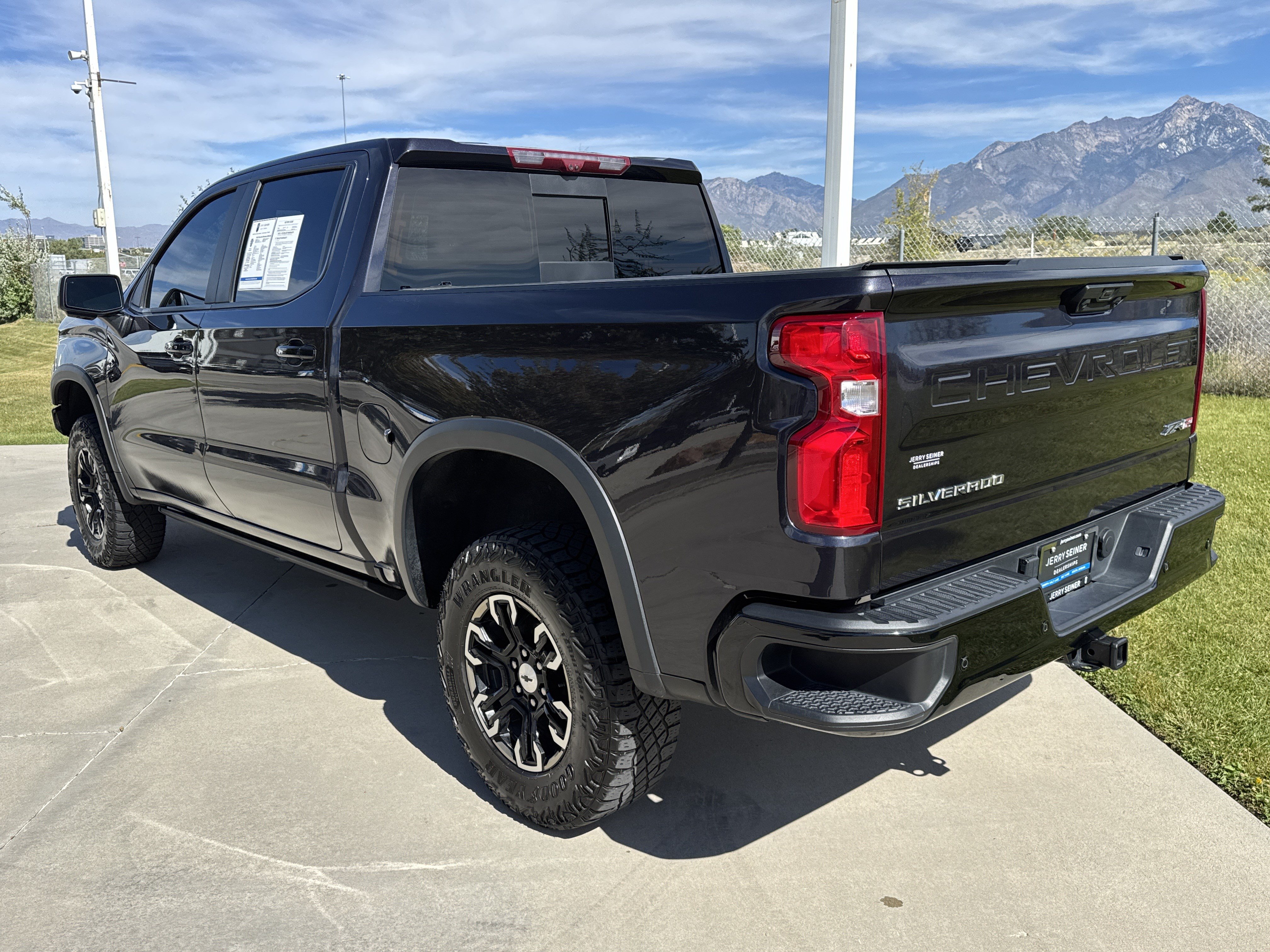 Used 2023 Chevrolet Silverado 1500 ZR2 w/ Technology Package AWD/4WD image 10