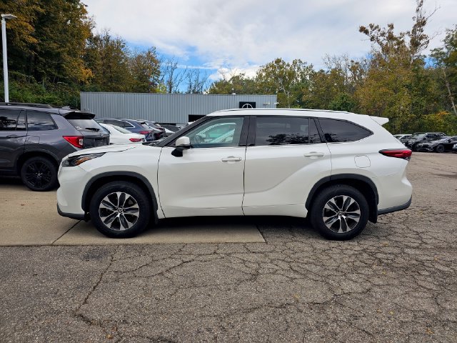 Used 2021 Toyota Highlander XLE AWD/4WD image 2