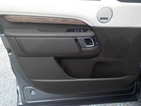 Used 2017 Land Rover Discovery HSE image 10