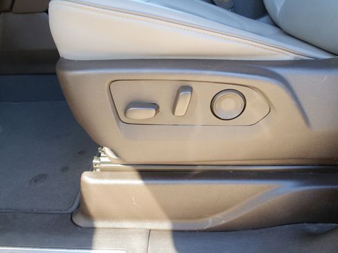 Certified 2024 GMC Yukon XL SLT image 18