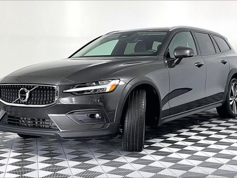 Used 2025 Volvo V60 B5 Cross Country Plus AWD/4WD image 2