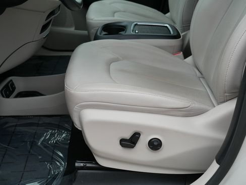 Used 2021 Chrysler Pacifica Touring-L w/ Premium & Safety Sphere Group FWD image 13